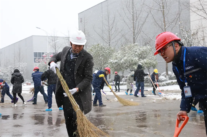 点赞！扫雪除冰，他们是最美的景致